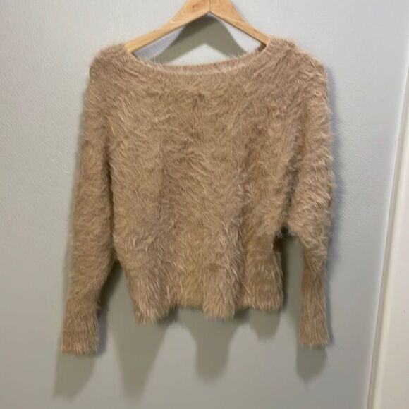 𝅺Jessica Simpson nude/tan woman’s fuzzy sweater - Picture 1 of 7